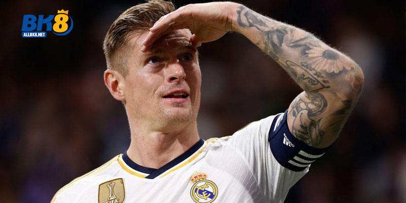 Toni Kroos là một trong những tiền vệ kiến thiết lùi sâu tài năng của làng túc cầu